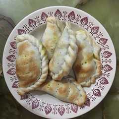 Una foto de Empanadas de carne cortada a cuchillo
