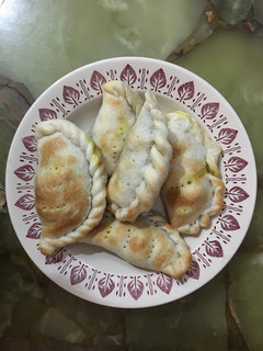 Una foto de Empanadas de carne cortada a cuchillo
