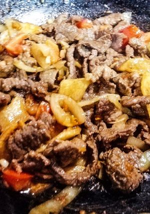 Una foto de Brisket Salteado con Papas