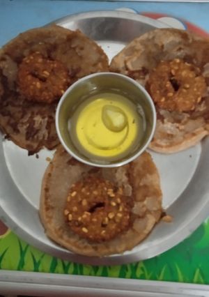 पुरणपोळी आणि वडे (puran poli ani vada recipe in marathi) रेसिपी चे मुख्य फोटो 