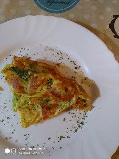 Una foto de Tortilla de ajos tiernos con tomate😋