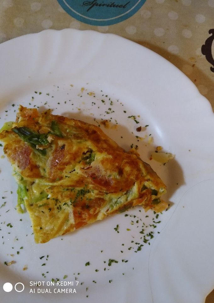 Una foto de Tortilla de ajos tiernos con tomate😋