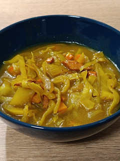 Una foto de Sopa de repollo al curry Madrás