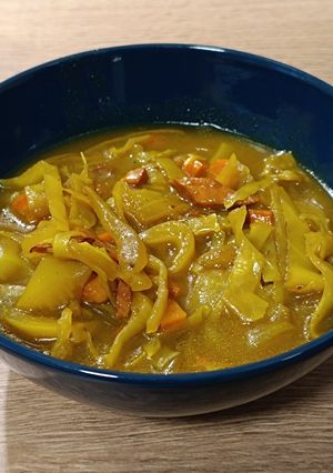 Una foto de Sopa de repollo al curry Madrás