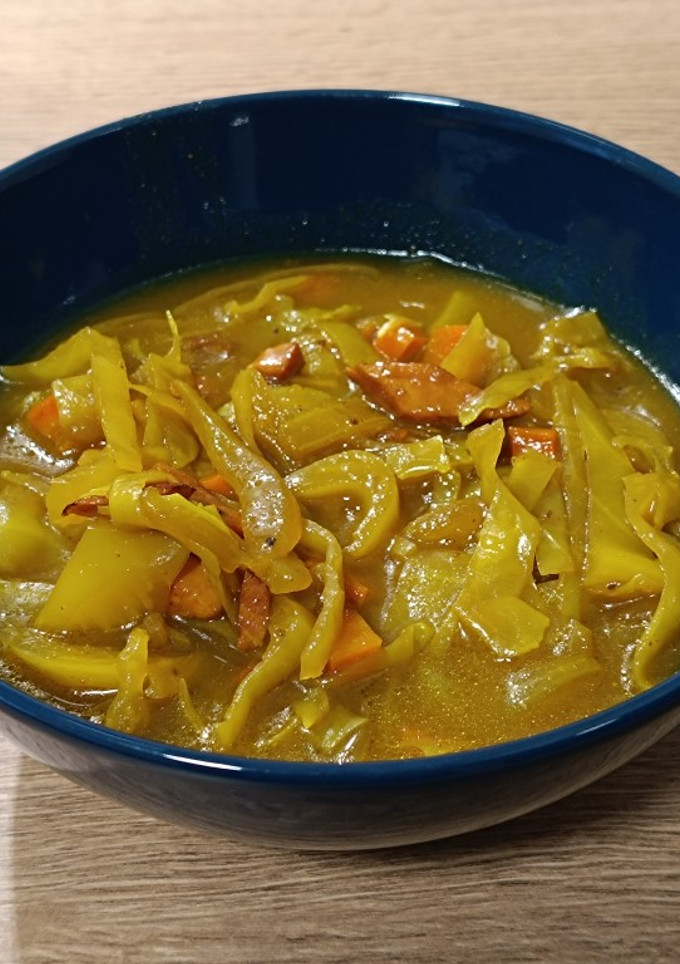 Una foto de Sopa de repollo al curry Madrás