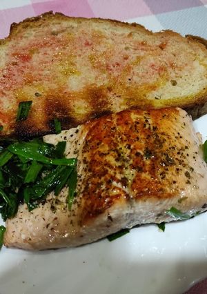 Foto principal de Salmón con ajos tiernos y pan con tomate