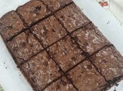 Una foto de migas con chocolate