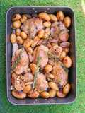 Codillo al horno con patatas y escalonias glaseadas