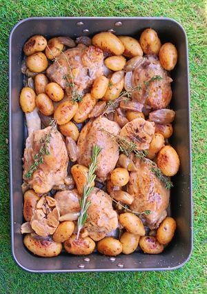 Una foto de Codillo al horno con patatas y escalonias glaseadas