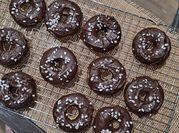 Una foto de donuts de naranja con chocolate