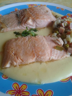 Una foto de Salmón plancha sobre puré de patatas
