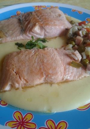 Una foto de Salmón plancha sobre puré de patatas