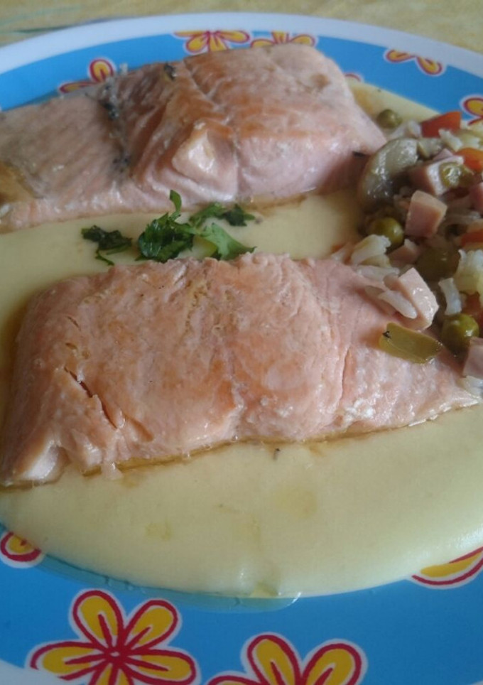 Una foto de Salmón plancha sobre puré de patatas