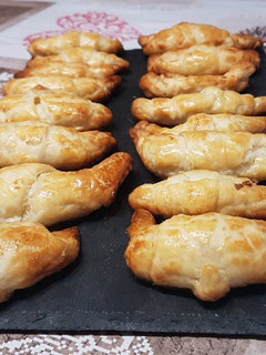 Una foto de Mini croissants de chocolate blanco