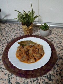 Una foto de Atún rojo encebollado