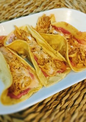 Una foto de Pulled chicken o Tacos de pollo desmechado