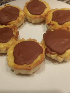 Una foto de Tartaletas de crema pastelera y chocolate
