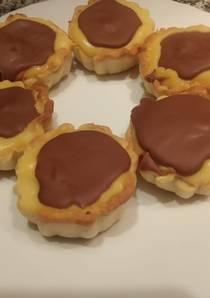 Una foto de Tartaletas de crema pastelera y chocolate