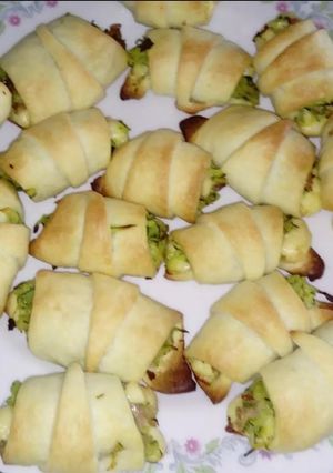 O poză a rețetei Cornulețe sărate cu zucchine, salsiccia și cașcaval.