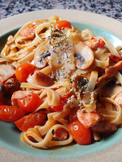 Una foto de Tallarines con tomate, champiñones y pavo
