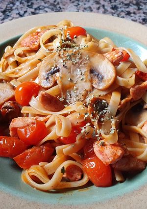 Una foto de Tallarines con tomate, champiñones y pavo
