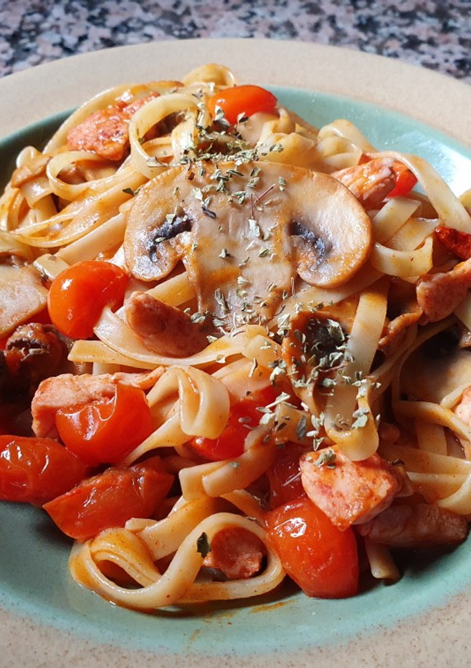Una foto de Tallarines con tomate, champiñones y pavo
