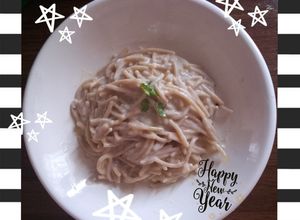 Una foto de Spaghetti a la crema con queso Oaxaca.🍝