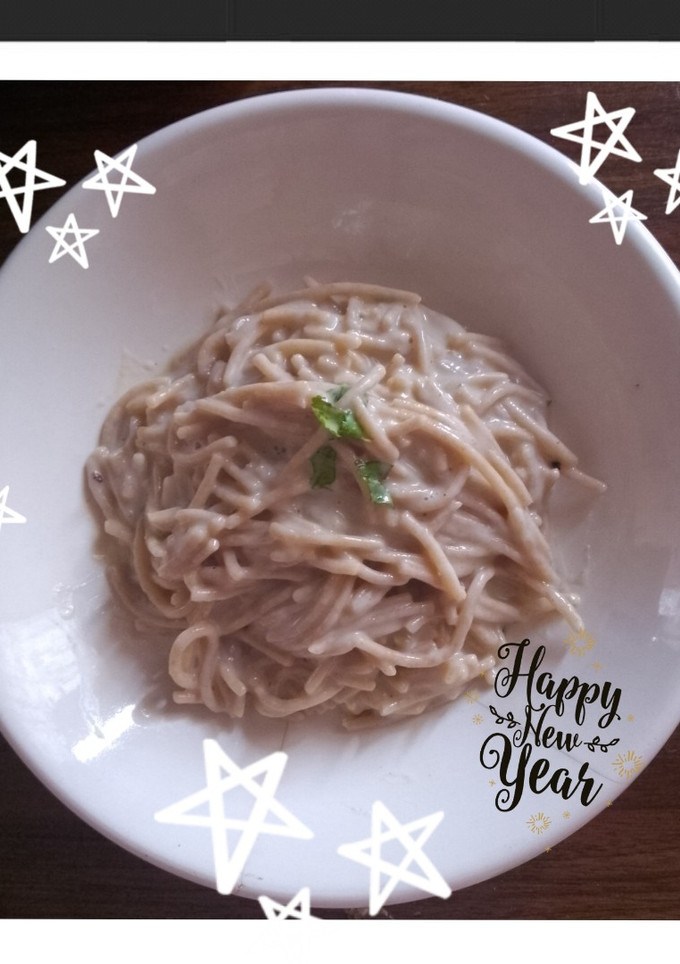 Una foto de Spaghetti a la crema con queso Oaxaca.🍝