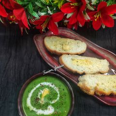 A picture of Creamy spinach soup.