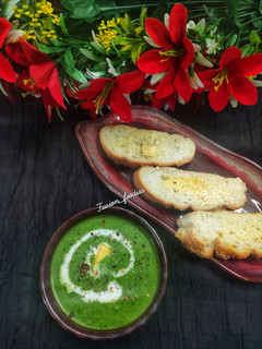 A picture of Creamy spinach soup.