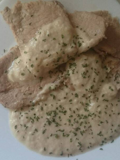 Una foto de Lomo con salsa de col