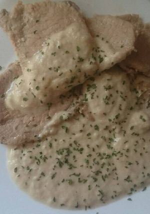 Una foto de Lomo con salsa de col