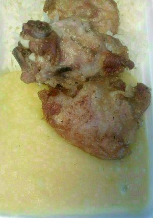 Una foto de Puré de papa con pollo dorado