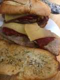 Bocadillo de lomo, queso y pimientos