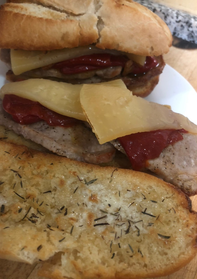 Una foto de Bocadillo de lomo, queso y pimientos