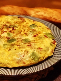 Una foto de Tortilla de calabacín rellena de cosas ricas 😍😍
