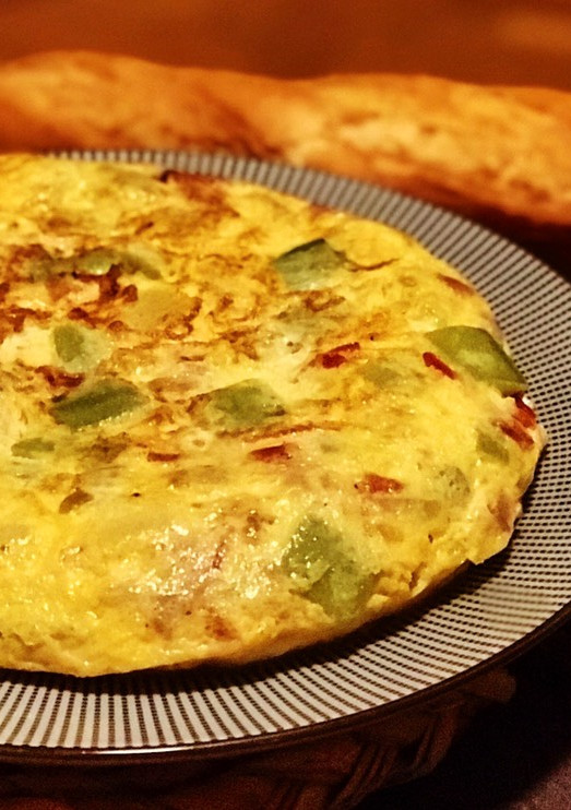 Una foto de Tortilla de calabacín rellena de cosas ricas 😍😍