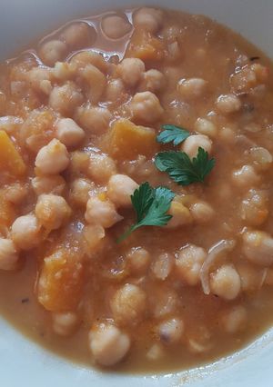Una foto de 🥄 Garbanzos con calabaza 🎃