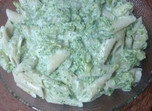 Una foto de Fideos mostacholes con salsa de crema y brocoli