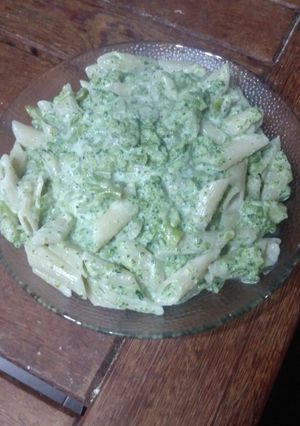 Una foto de Fideos mostacholes con salsa de crema y brocoli