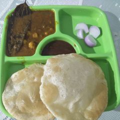 A picture of Chhole bhature.