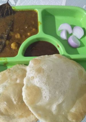 A picture of Chhole bhature.