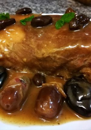 Una foto de Lomo de cerdo al sal con salsa de frutos secos para la Navidad