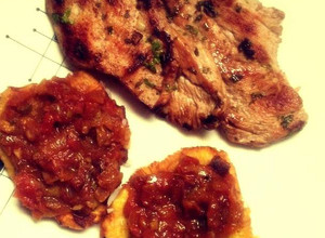 Una foto de Patacones o Tostones con ahogado y pollo a la plancha