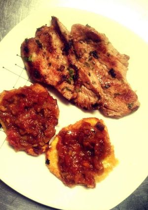 Una foto de Patacones o Tostones con ahogado y pollo a la plancha
