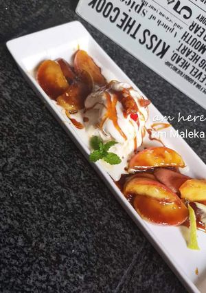 A picture of Messy Caramel Apple served with vanilla.