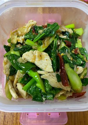 รูปของ ผัดคะน้าใส่อกไก่