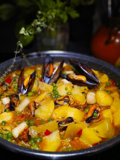 Una foto de Guiso Marinero con Patatas y Guisantes