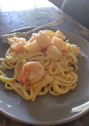 Una foto de Pasta Alfredo con camarones