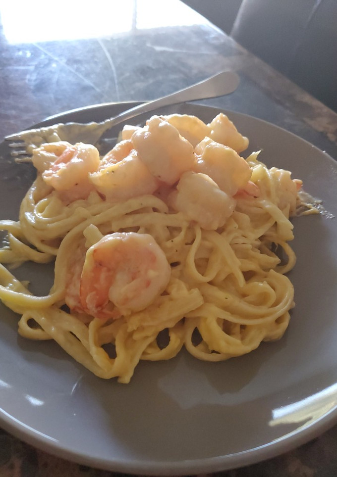 Una foto de Pasta Alfredo con camarones
